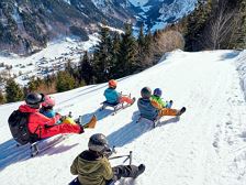 Familie-beim-Rodeln-im-Brandnertal-(c)-Alex-Kaiser