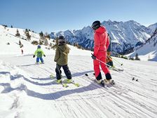 Familie-beim-Skifahren-im-Brandnertal-(c)-Alex-Kai