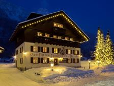 Aussenansicht Landhaus Walch mit dem Hausberg Rogg