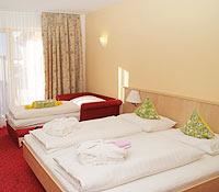 Triple room, shower, toilet, 1 bed room