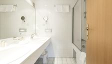 Shared room, separate toilet and shower/bathtub