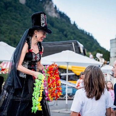 brandnertal-events-kunterbunt-stelzenläuferin