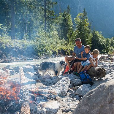 klostertal-sommer-bach-grillen-familie