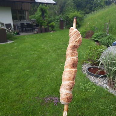 sommer-grillen-stockbrot