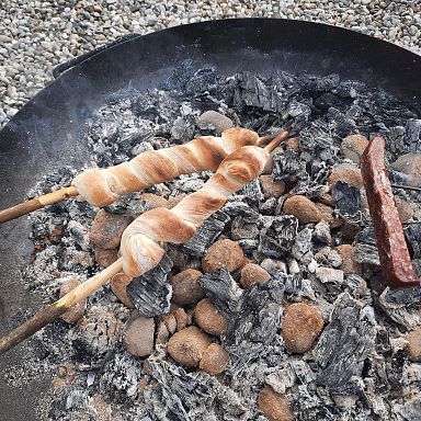 sommer-grillen-stockbrot