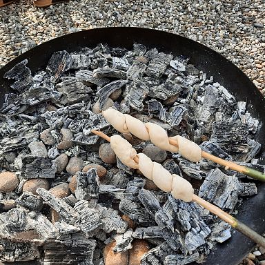 sommer-grillen-stockbrot