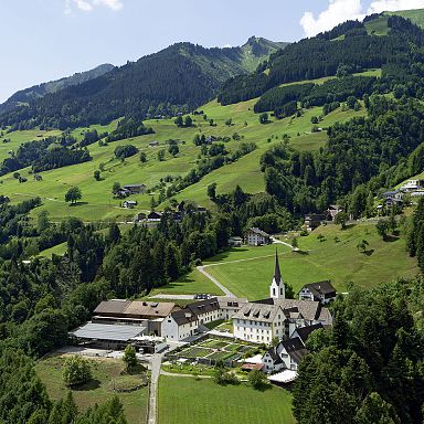 walsertal-sommer-propstei-stgerold-luftaufnahme